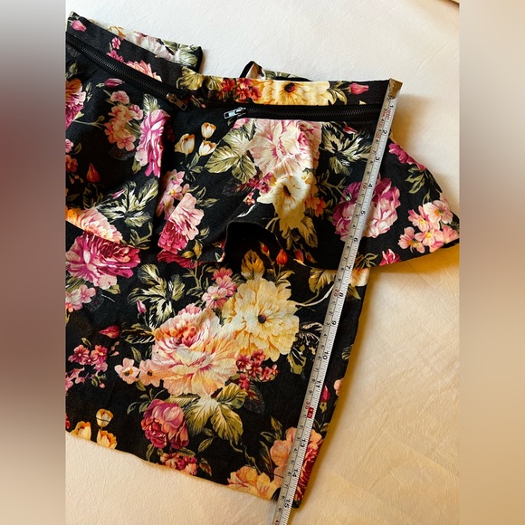 Unique FLORAL PEPLUM MINI SKIRT🌺 - Picture 3 of 13